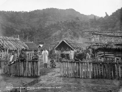 Escena de aldea, río Koriniti Wanganui de Alfred Burton